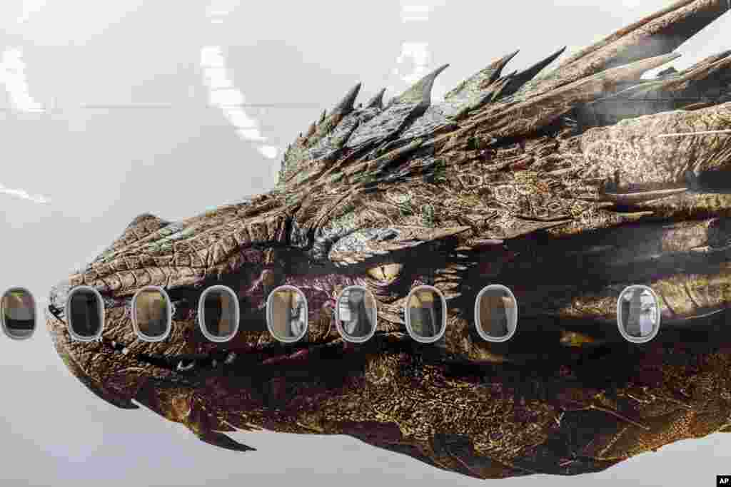 Hình ảnh con rồng Smaug trong bộ 3 phim về người Hobbit của đạo diễn Peter Jackson trên thân máy bay của hãng hàng không Air New Zealand ở Auckland, New Zealand. Hình ảnh đã được công bố để chào mừng buổi ra mắt phim &quot;The Hobbit: The Desolation of Smaug&quot; trình chiếu ở Los Angeles, bang California, Mỹ.