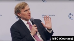 엘브리지 콜비 미국 전쟁부 정책차관이 14일 독일 뮌헨안보회의(MSC)에서 부대 행사에서 발언하고 있다.