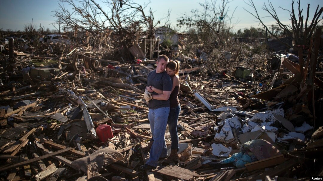 Danielle Stephan memeluk pacarnya, Thomas Layton setelah menemui rumahnya di kota Moore, Oklahoma hancur oleh badai tornado (21/5). 