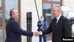 Türkiyənin xarici işlər naziri Mövlud Çavuşoğlu və Azərbaycan prezidenti İlham Əliyev Bakıda görüşür, 6 oktyabr, 2020.