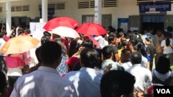 Cambodians line up to cast their votes for a local commune council election at a polling station inside Kesararam Primary School in Siem Reap city's Svay Dangkum commune, Sunday, June 4, 2017. (Thida Win/VOA Khmer)