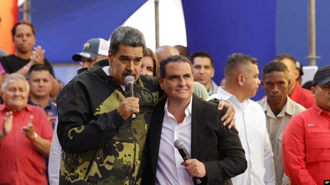 El presidente Nicolás Maduro junto a Alex Saab, su cercano aliado que era procesado en territorio estadounidense por cargos de legitimación de capitales y que fue liberado a fines del año pasado.