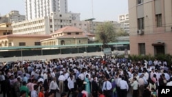 People rush out their apartments and offices after they felt a major earthquake that struck Baluchistan province in southwest Pakistan, September 24, 2013.