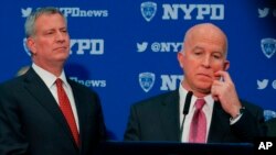El alcalde de la ciudad de Nueva York, Bill de Blasio, y el comisionado de la Policía de Nueva York, James O'Neill, dicen que esta medida dañará la lucha antiterrorista de la ciudad.