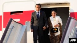 Presiden RI Joko Widodo dan ibu negara Iriana tiba di Bandara Internasional ibu kota Beijing untuk menghadiri Forum BRI ketiga di Beijing, Senin 16 Oktober 2023. 