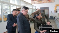 Shugaban Korea ta arewa, Kim Jong Un yayin wata ziyara da ya kai cibiyar da ake sarrafa sinadarai ta hanyar kimiyya