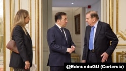 El excandidato presidencial opositor venezolano, Edmundo González Urrutia, se reune con el ministro de Asuntos Exteriores de España, José Manuel Albares, el 20 de diciembre de 2024. 