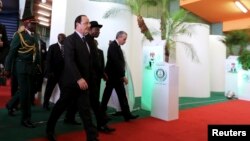 Shugaba Francois Hollande na Faransa da shugaba Goodluck Jonathan na Najeriya a zauren taron kasa da kasa na Abuja