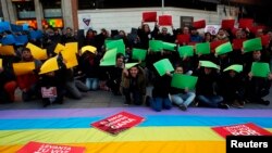 Des manifestants à Madrid, l'une des villes où les protestataires ont milité contre la loi russe « anti-gay » mercredi