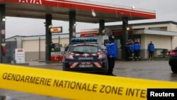 Polisi mendatangi sebuah pompa bensin di Villers-Cotterets, sebelah timur laut Paris, di mana pria yang menyerupai ciri-ciri tersangka penyerang Charlie Hebdo terlihat di dalam sebuah mobil, Kamis (8/1).