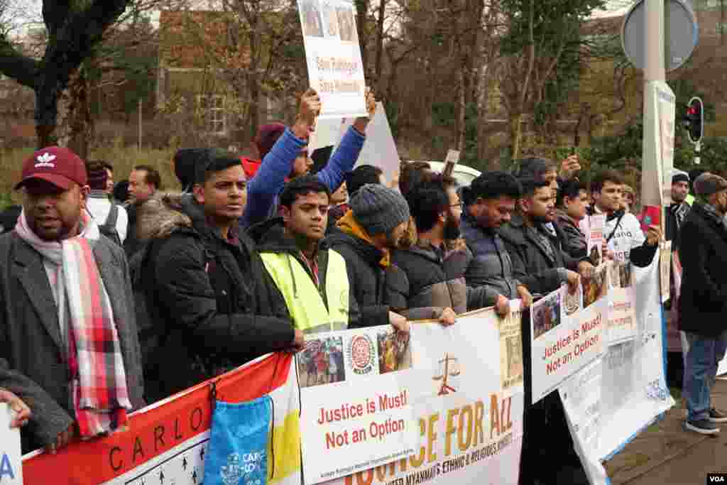 Supporters of Rohingya group