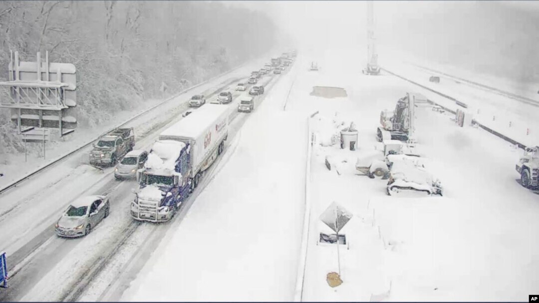 Interstate 95 dekat Fredericksburg, Virginia tertutup salju tebal, 3 Januari 2022.(Departemen Transportasi Virginia via AP).