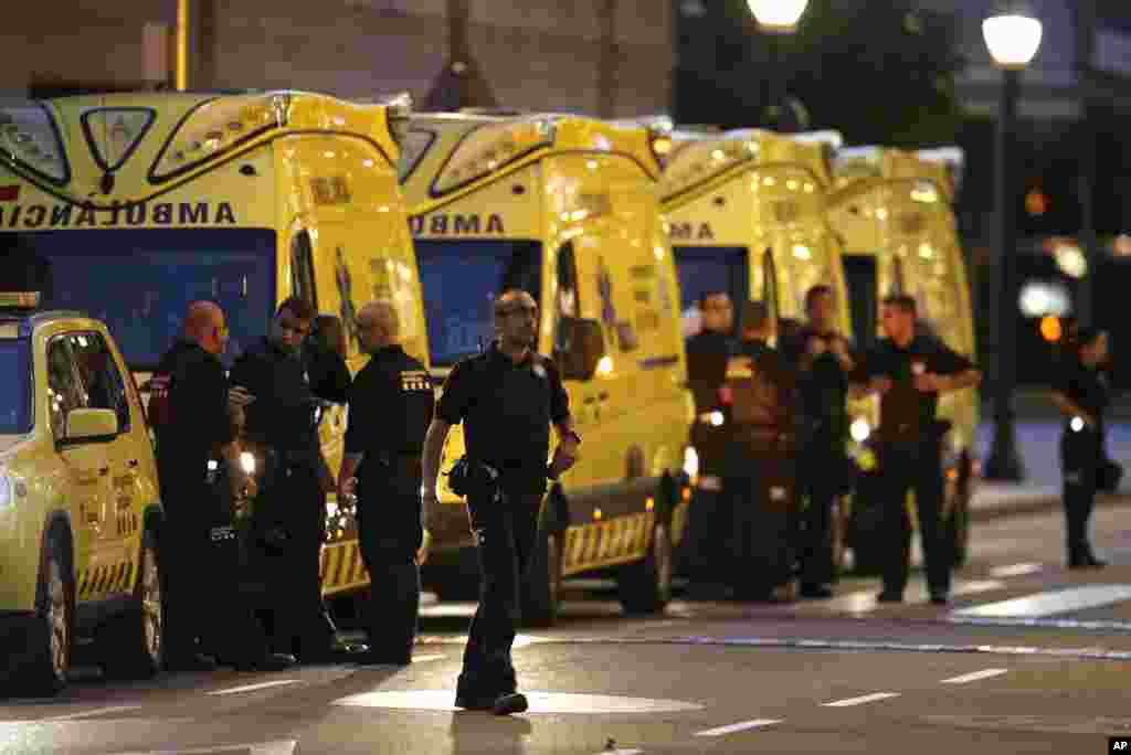 Trabajadores de emergencia bloquean una avenida en Barcelona, España, después que una furgoneta atropellara a una multitud en la popular zona turística de Las Ramblas.