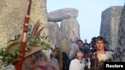 La multitud celebra el solsticio de verano en Stonehenge, en el sur de Inglaterra, el 21 de junio de 2022. Foto Reuters.