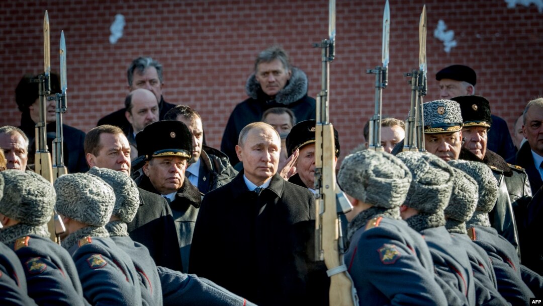 Президент РФ Владимир Путин принимает военный парад в Москве, 2018 г. (архивное фото AFP PHOTO / Yuri KADOBNOV) 