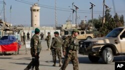 Tentara Nasional Afghanistan menjaga, memblokir jalan utama ke gerbang utama Bagram Airfield di Bagram, utara Kabul, Afghanistan, Sabtu, 12 November, 2016. (AP Photos/Massoud Hossaini)