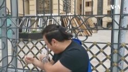 Aktivist Baş Prokurorluğun önündə özünü dəmir barmaqlıqlara zəncirləyib