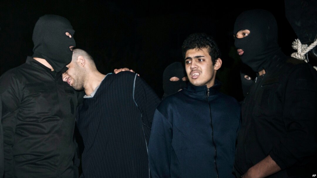 Alireza Mafiha (kedua dari kiri) bersama para algojo, sesaat sebelum menjalani eksekusi hukuman gantung karena menyelundupkan narkoba (foto: dok). 