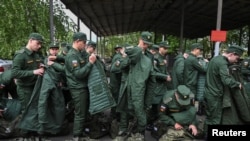 Warga Rusia yang menjalani wajib militer bersiap untuk berangkat menuju garnisun dari pusat perekrutan di Bataysk, Rostov, Rusia, pada 16 Mei 2024. (Foto: Reuters/Sergey Pivovarov)
