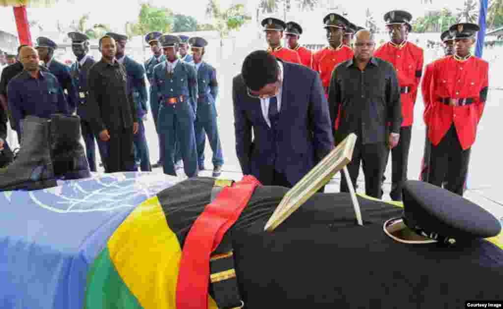Waziri mkuu akitoa heshima ya mwisho kwa miili ya marehemu