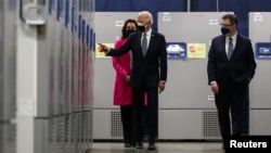 Presiden AS Joe Biden meninjau fasilitas penyimpanan vaksin COVID-19 milik Pfizer di Kalamazoo, Michigan (foto: dok). 