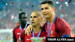 Cristiano Ronaldo e Ricardo Quaresma com a taça de campeão da Europa depois da vitória frente à França. UEFA EURO 2016