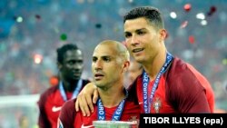 Cristiano Ronaldo et Ricardo Quaresma tenant le trophée de l'Euro 2016 après la finale remportée devant la France au Stade de France le 10 Juillet 2016. (RESTRICTIONS 