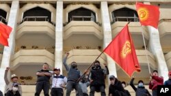 Kırgızistan'da başbakan vekili Sadir Caparov'un destekçileri başkent Bişkek'te gösteri düzenledi. 