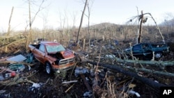 Des véhicules et des débris près de Linden, dans le Tennessee, le 24 décembre 2015. (AP Photo/Mark Humphrey)