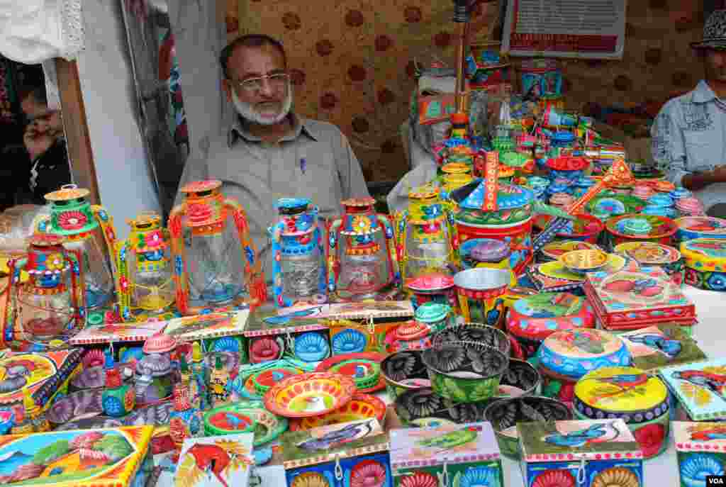 حالیہ برسوں میں تیزی سے مقبول ہوتا روایتی ٹرک آرٹ، خلیل اس کام میں خاصی مہارت رکھتے ہیں۔