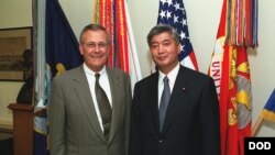  2001年6月22日美国国防部长拉姆斯菲尔德在五角大楼会见当时的日本防卫厅长官中谷元（左） （国防部照片）