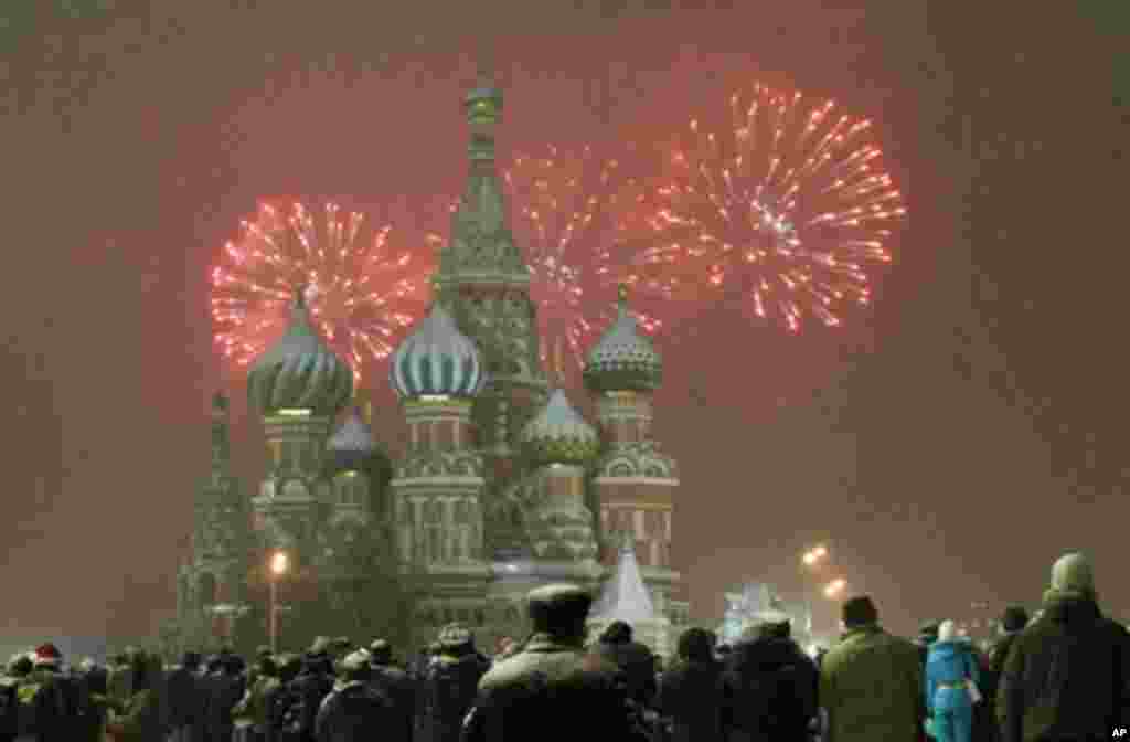 Fireworks explode over St. Basil Cathedral at Red Square during New Year's Day celebrations in Moscow, Russia, 01 Jan 2011. (Reuters Image)