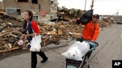 堪薩斯州遭龍卷風襲擊﹐居民收拾自己的物品離開破壞現場