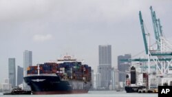 Un buque contenedor en el puerto de Miami Beach, Florida. 15 de mayo de 2020.
