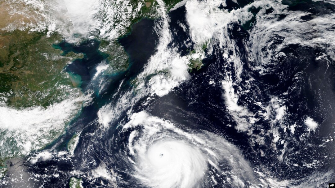 Citra satelit yang dirilis oleh NASA Worldview, Sistem Data dan Informasi Sistem Pengamatan Bumi (EOSDIS) menunjukkan Topan Haishen, atau Dewa Laut dalam bahasa China, mendekati wilayah selatan Jepang akhir pekan ini, 4 September 2020. (NASA via AP)