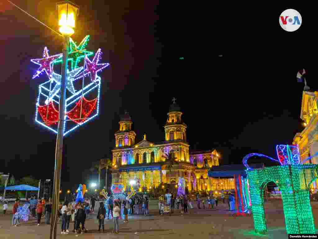 Las decoraciones navide&#241;as atraen a numerosas personas en Managua, Nicaragua, pese a la pandemia. Los comerciantes tratan de obtener ganancias en la temporada de fiestas decembrinas. Foto Donaldo Hern&#225;ndez/VOA.