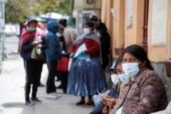 Bolivia ha sido unos de los países de la región más impactados por el coronavirus. Pacientes esperan asistencia médica durante una protesta de trabajadores de la salud contra medidas del gobierno, en La Paz, Bolivia, el 23 de febrero de 2021.