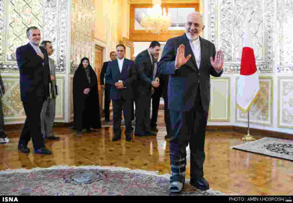 محمدجواد ظریف با پای شکسته در دیدار با وزیر امور خارجه ژاپن. عکس: امین خسروشاهی، ایسنا &nbsp;