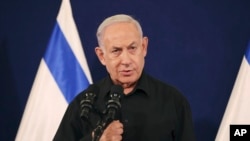 Primeiro-ministro israelita, Benjamin Netanyahu, fala durante uma conferência de imprensa na base militar de Kirya, em Telavive, Israel, a 28 de outubro de 2023.