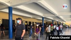 Votantes hacen fila para emitir su voto durante las elecciones regionales, el 7 de marzo de 2021, en Laja, 30 km al oeste de La Paz, Bolivia. [Foto Fabiola Chambi]