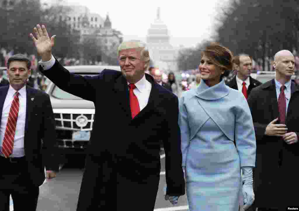 Президент Дональд Трамп и первая леди Мелания во время инаугурационного парада в Вашингтоне. 20 января 2017 года