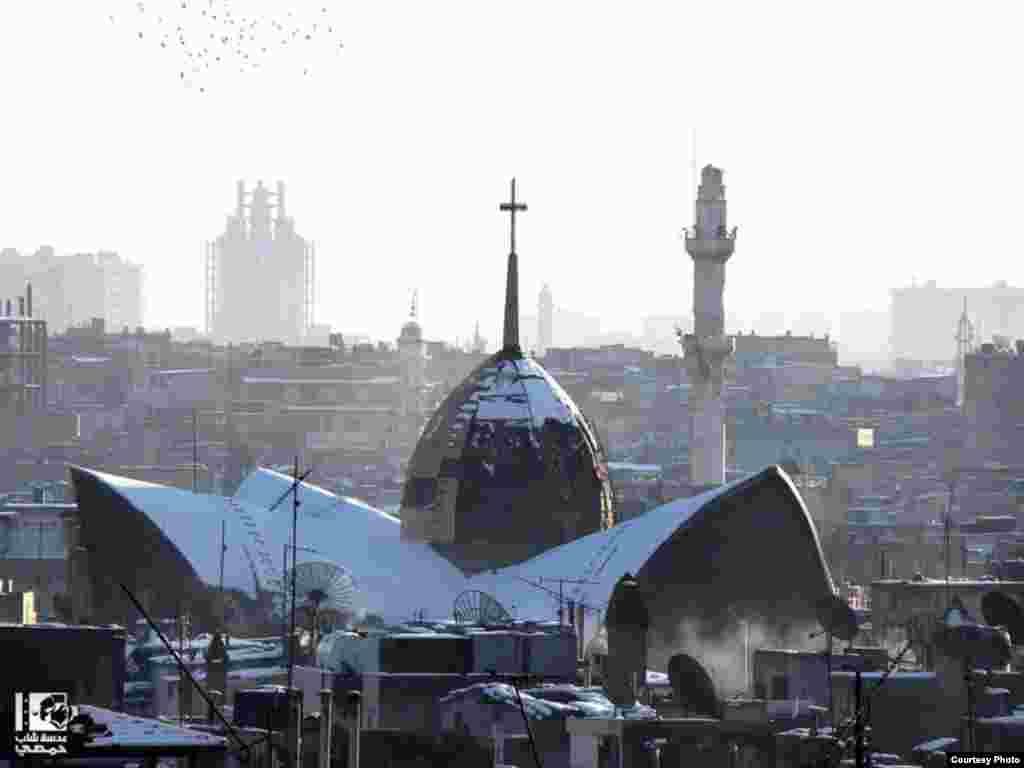 Gereja Regina Pacis dan Masjid Al-Za&rsquo;afran di Homs, Suriah (11/1). (Lens Young Homsi)