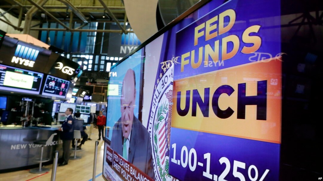 A layar televisi di lantai Bursa Saham New York menunjukkan keputusan Bank Sentral Amerika untuk suku bunga acuan Juli 26 2017. The Fed mempertahankan suku bunga acuan ditengah rendahnya inflasi.