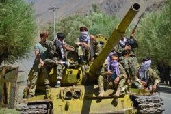 Pasukan anti-Taliban siaga dengan sebuah tank dari era Soviet di Bazarak, provinsi Panjshir.