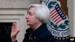 Janet Yellen dilantik sebagai Gubernur Bank Sentral Amerika di Washington, Senin (3/2) dan menjadi perempuan pertama yang memimpin bank sentral Amerika, Federal Reserve, dalam sejarah selama 100 tahun.