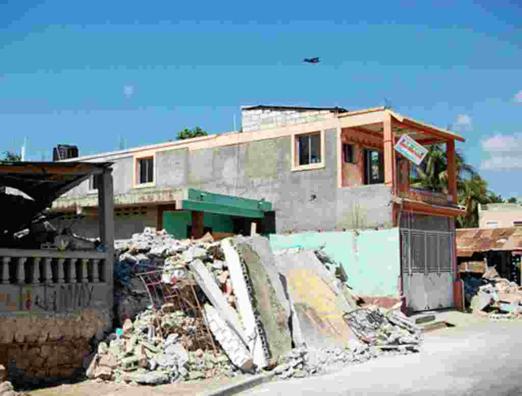 Bantuan Internasional Berlanjut di Haiti (Foto: B. Newhouse)