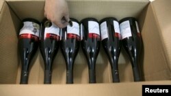 Seorang petugas menempelkan stiker pada botol wine sebelum dilemmas untuk ekspor di pabrik pembuatan wine, Shiloh Wineries, sebelah utara Ramallah, Tepi Barat, 8 November 2015 (Foto: dok).