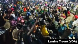 De nombreux festivaliers en train de profiter des rythmes africains, à Ouagadougou, le 5 avril 2021. 