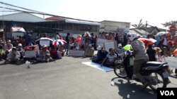 Hundreds of factory workers staged a strike demanding seniority pay from W&D Cambodia Co., LTD, Saturday, January 5, 2019. (Hul Reaksmey/VOA Khmer) 