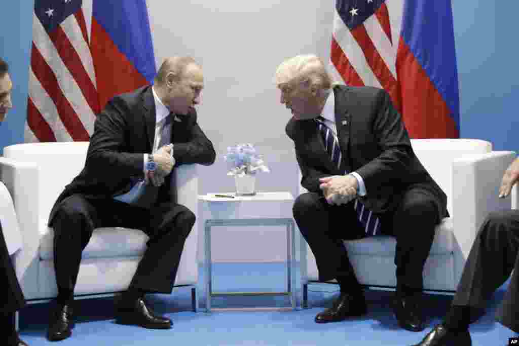 7 июля 2017 &nbsp; В июле 2017 года состоялась первая (из трех) встреча Дональда Трампа и Владимира Путина. Встреча в Гамбурге не была задумана как двусторонний саммит: она проходила на полях встречи глав государств &laquo;Большой двадцатки&raquo;. &nbsp; Два лидера общались два часа и обсудили такие темы, как контроль над вооружениями, Иран, Сирию, Украину (в том числе арестованных в Керченском проливе украинских моряков). Путин пригласил Трампа в Москву на празднование 75-летия победы в Великой Отечественной войне (Трамп не воспользовался приглашением). &nbsp; Следующий раз Трамп встретился с Путиным 10 ноября во время саммита АТЭС во Вьетнаме. В этот раз оба лидера ограничились короткой беседой.